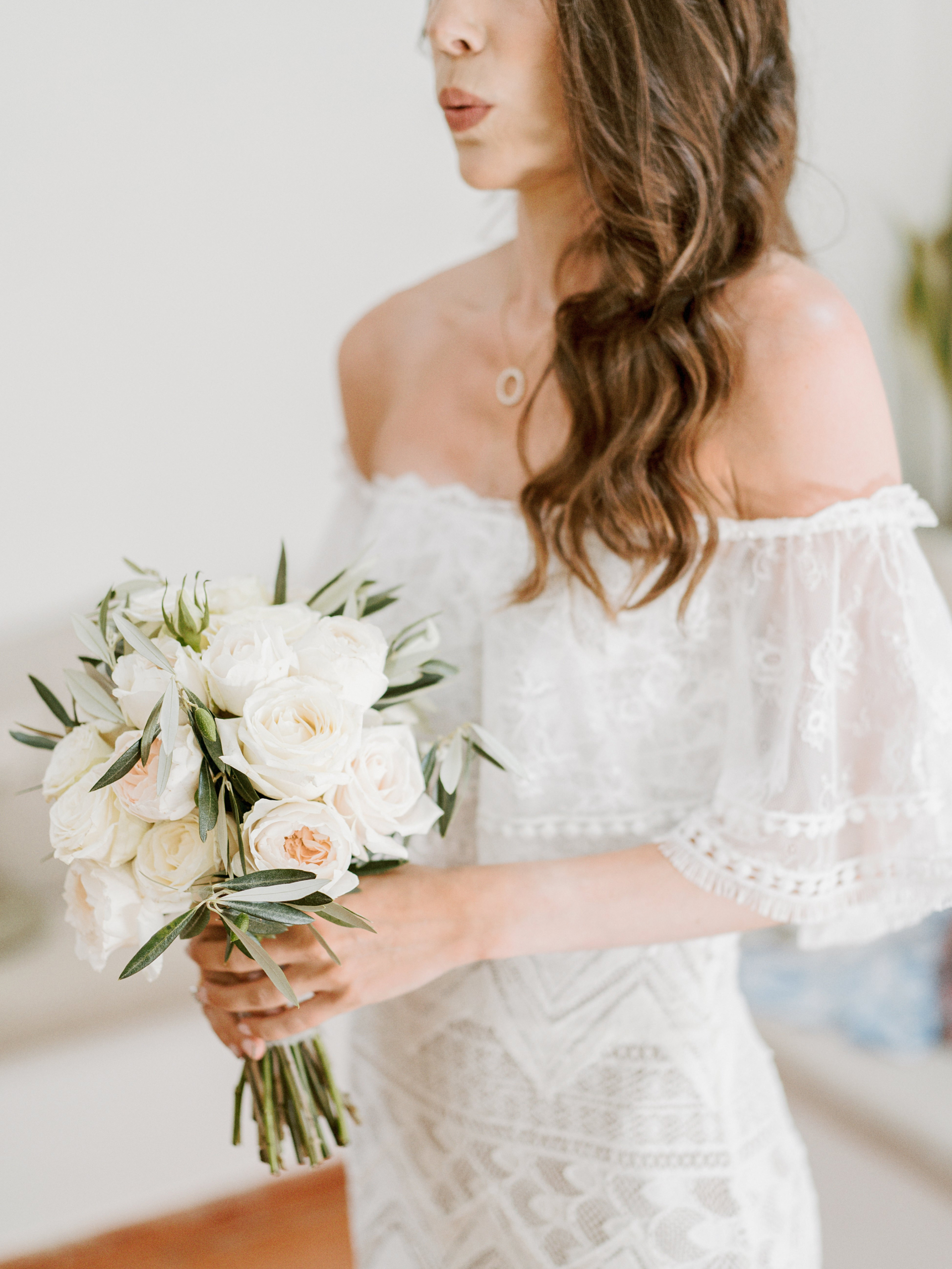 109_T&M Mulher de vestido branco com um ramo de flores brancas nas suas mãos