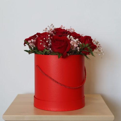 Caixa vermelha com rosas vermelhas