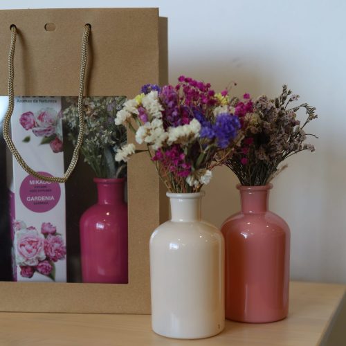 saco presente com jarra de diversas cores e diversas flores