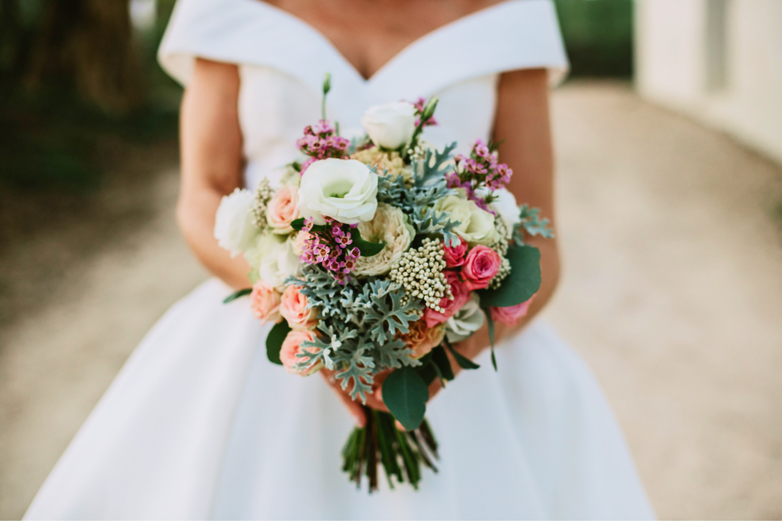 Inês&Miguel-459 1 Mulher de vestido de casamento com um ramo de diversas flores coloridas nas suas mãos